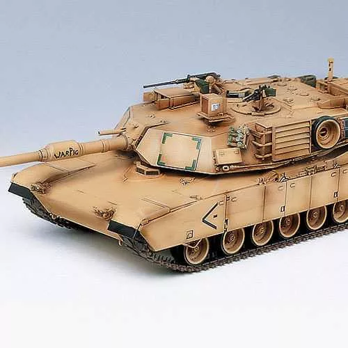 Tank modell 13202 - M1A1 ABRAMS "IRAQ 2003" (1:35)