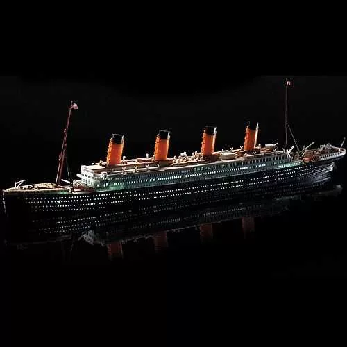 Modell  14220 - R.M.S. TITANIC + LED SET MCP (1:700)